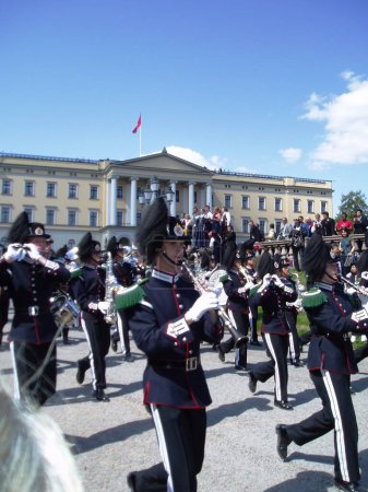 Téléchargez les photos : Sa Majesté la garde du roi devant le château d'Oslo - en image libre de droit
