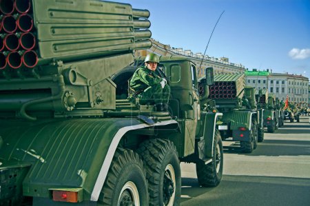 Téléchargez les photos : Véhicules à missiles alignés sur la route - en image libre de droit