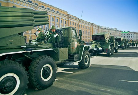 Téléchargez les photos : Véhicules à missiles alignés dans la rue - en image libre de droit