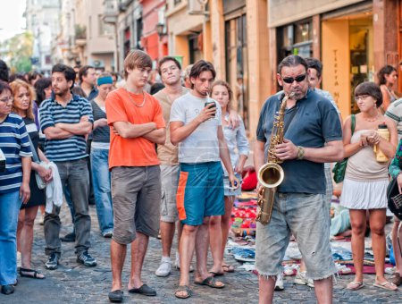 Foto de Músicos callejeros actuando en la ciudad - Imagen libre de derechos