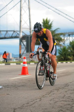 Téléchargez les photos : FLORIANOPOLIS - SANTA CATARINA, BRÉSIL, 31 MAI : Course de triathlon Ironman non identifiée à Florianopolis - Santa Catarina - Brésil, le 31 mai 2009. - en image libre de droit