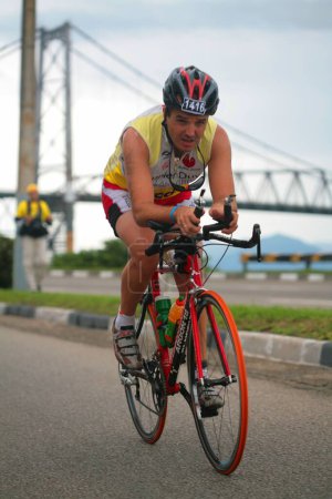 Foto de FLORIANOPOLIS - SANTA CATARINA, BRASIL, 31 DE MAYO: Un competidor no identificado compite en la competición de triatlón Ironman celebrada en Florianópolis - Santa Catarina - Brasil, el 31 de mayo de 2009. - Imagen libre de derechos