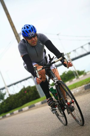 Foto de FLORIANOPOLIS - SANTA CATARINA, BRASIL, 31 DE MAYO: Un competidor no identificado compite en la competición de triatlón Ironman celebrada en Florianópolis - Santa Catarina - Brasil, el 31 de mayo de 2009. - Imagen libre de derechos