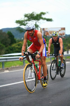Foto de FLORIANOPOLIS - SANTA CATARINA, BRASIL, 31 DE MAYO: Una competición de competidores no identificados en la competición de triatlón Ironman celebrada en Florianópolis - Santa Catarina - Brasil, el 31 de mayo de 2009 - Imagen libre de derechos
