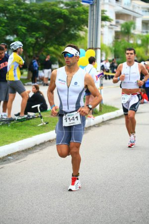 Foto de FLORIANOPOLIS - SANTA CATARINA, BRASIL, 31 DE MAYO: Una competición de competidores no identificados en la competición de triatlón Ironman celebrada en Florianópolis - Santa Catarina - Brasil, el 31 de mayo de 2009 - Imagen libre de derechos