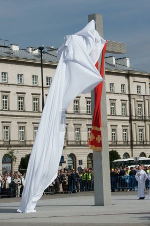 Téléchargez les photos : Warszaw, Pologne - 06 juin 2009 : Croix sur la place Pilsudzkiego à l'occasion du 20e anniversaire du pape polonais. - en image libre de droit