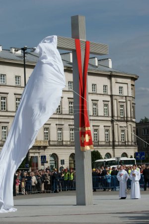 Téléchargez les photos : Warszaw, Pologne - 06 juin 2009 : Croix sur la place Pilsudzkiego à l'occasion du 20e anniversaire du pape polonais. - en image libre de droit