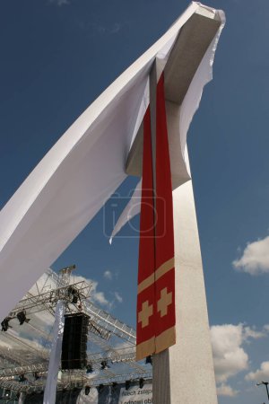 Foto de Warszaw, Polonia - 06 de junio de 2009: Cruz en la plaza Pilsudzkiego en la devoción a la Cruz Papa Juan Pablo II en el vigésimo aniversario del Papa polaco. - Imagen libre de derechos