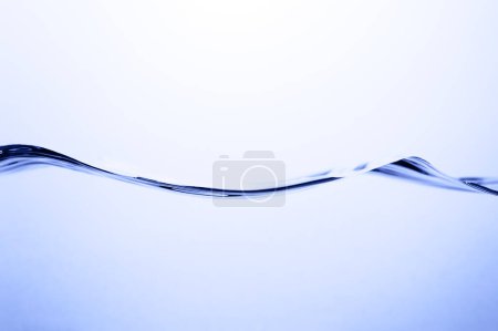 Foto de Agua clara sobre fondo blanco - Imagen libre de derechos