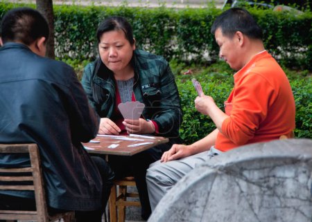 Téléchargez les photos : Guilin Town : les gens jouent au jeu de cartes. - en image libre de droit