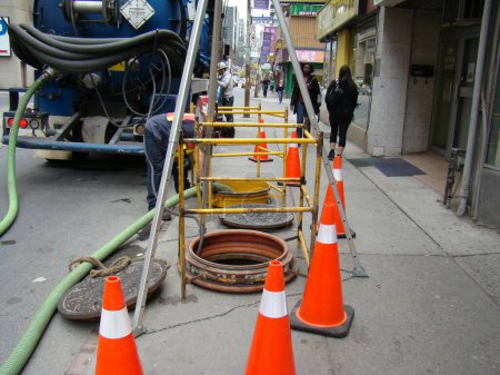 Téléchargez les photos : Constrution du trottoir sur la rue animée - en image libre de droit