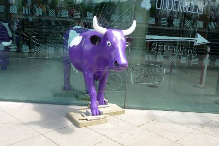 Téléchargez les photos : Article promotionnel en forme de vache pour l'E4 Udderbelly pris le 13 juin 2009, devant le Royal Festival Hall de Londres - en image libre de droit