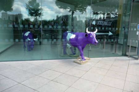 Téléchargez les photos : Article promotionnel en forme de vache pour l'E4 Udderbelly pris le 13 juin 2009, devant le Royal Festival Hall de Londres - en image libre de droit