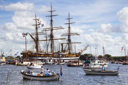 Foto de Day Time Shot Of Sail Amsterdam 2010 - Desfile de vela - Imagen libre de derechos