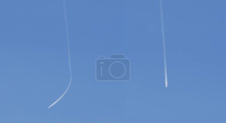 Foto de Rutas de avión con fondo azul del cielo - Imagen libre de derechos