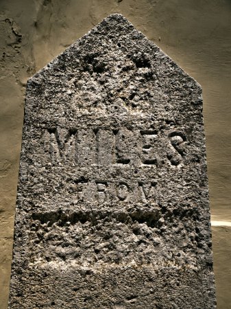 Foto de Una señal de piedra en la tumba del cementerio - Imagen libre de derechos