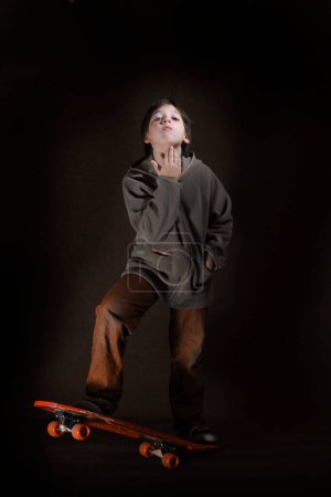 Téléchargez les photos : Skater garçon avec une attitude cool. Style grunge - en image libre de droit