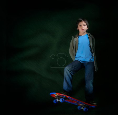 Téléchargez les photos : Skater garçon avec une attitude cool. Style grunge - en image libre de droit