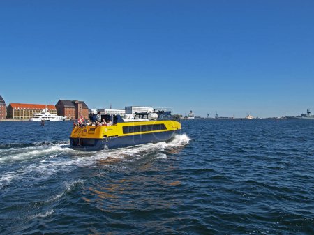 Téléchargez les photos : Copenhagen harbor bus, travel place on background - en image libre de droit