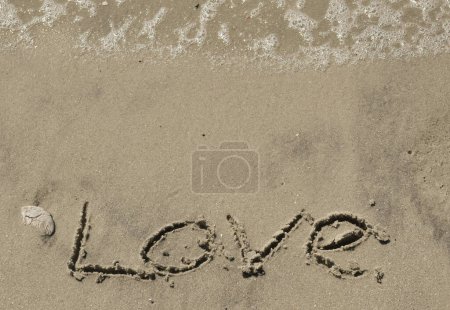 Téléchargez les photos : Amour écrit dans le sable avec vague - en image libre de droit