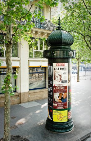 Téléchargez les photos : Pilier publicitaire dans le Parsi, France - en image libre de droit