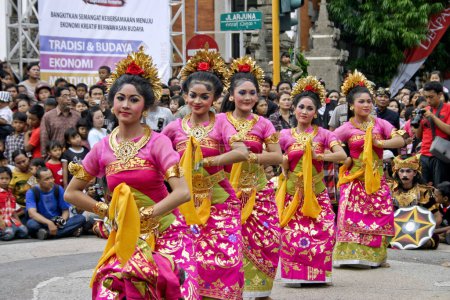 Téléchargez les photos : Balinese Dancers on the street - en image libre de droit