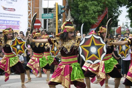 Téléchargez les photos : Balinese Dancers on the street - en image libre de droit
