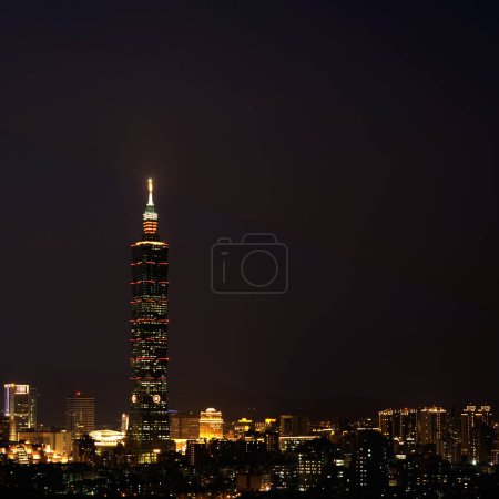Téléchargez les photos : Vue aérienne du paysage urbain la nuit - en image libre de droit