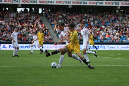 Téléchargez les photos : Aalborg BK (blanc) a rencontré FK Slavija Sarajevo à domicile, dans le match de l'UEFA Europa League. Le résultat final a été 0-0, ce qui a été une déception pour le public à domicile. - en image libre de droit