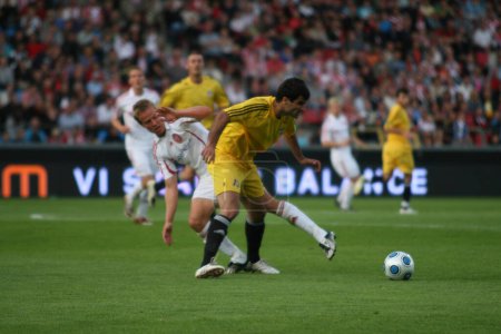Foto de Aalborg BK (blanco) se enfrentó a FK Slavija Sarajevo en el partido de la UEFA Europa League. El resultado final fue 0-0, lo que fue una decepción para el público local. - Imagen libre de derechos