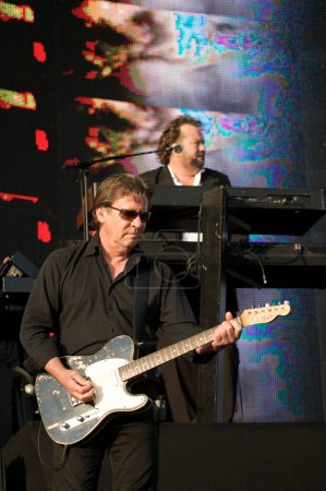 Téléchargez les photos : Le rockband danois TV-2 se produit au concert de Gron 2009. - en image libre de droit