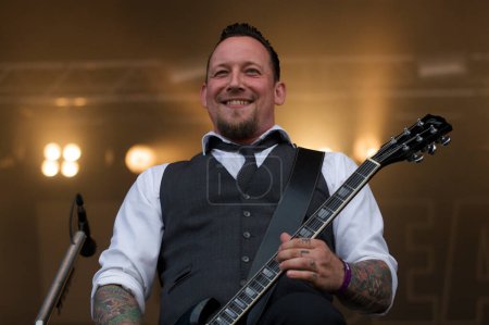 Téléchargez les photos : Volbeat, l'homme chante et joue de la guitare - en image libre de droit