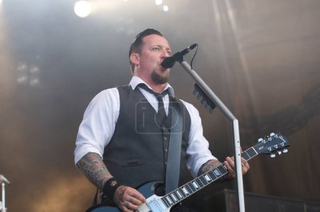 Foto de Volbeat, el hombre canta y toca la guitarra - Imagen libre de derechos