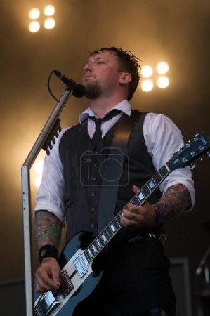 Foto de Volbeat, el hombre canta y toca la guitarra - Imagen libre de derechos