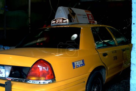 Téléchargez les photos : Taxi taxi New York la nuit - en image libre de droit