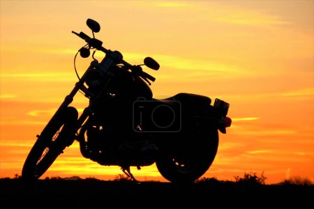Téléchargez les photos : Moto au beau coucher de soleil - en image libre de droit