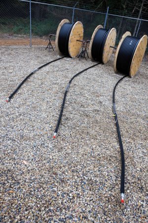 Foto de Cables coaxiales con conector sobre fondo de grava. - Imagen libre de derechos