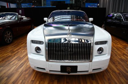 Téléchargez les photos : NEW YORK CITY - 10 AVRIL : Un modèle de voiture de luxe exposé au Salon International de l'Auto de New York 2009 le 10 avril 2009 à New York. L'industrie automobile est aux prises avec la crise économique actuelle. - en image libre de droit