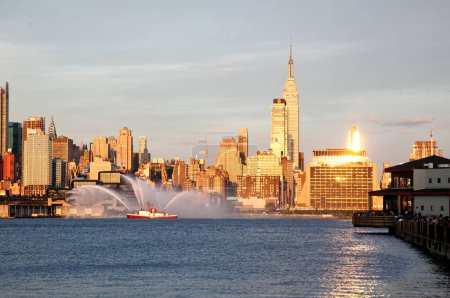 Téléchargez les photos : Fireboat waterjets prior to Macy's 4th of July fireworks - en image libre de droit