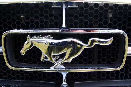 Téléchargez les photos : Mustang Front Grille. concept de voiture restauré - en image libre de droit