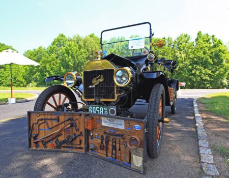 Téléchargez les photos : Une exposition de voitures anciennes dans une petite ville du New Jersey - en image libre de droit