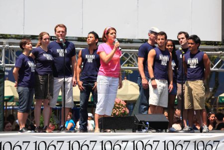 Foto de Heidi Godt y otros cantan en el escenario - Imagen libre de derechos