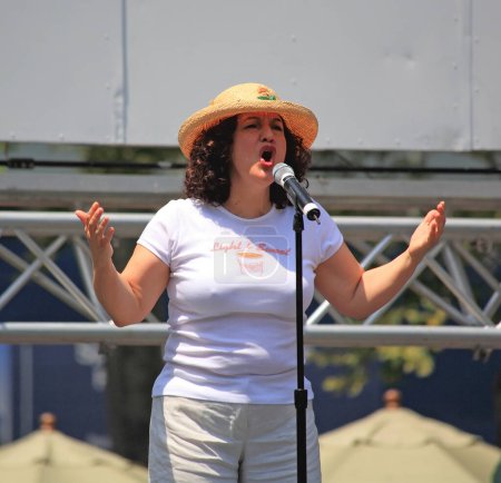 Téléchargez les photos : Olga Merediz chantant sur scène - en image libre de droit
