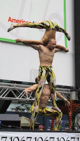 Téléchargez les photos : Le casting de Cirque Dreams Jungle Fantasy - en image libre de droit