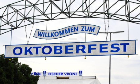 Foto de Múnich - 1 de septiembre de 2008: el Oktoberfest se está estableciendo - Imagen libre de derechos