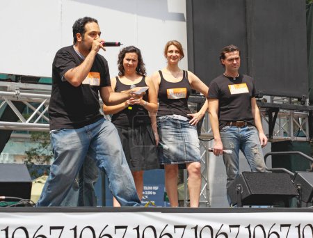 Téléchargez les photos : L'acteur Adam Matta chantant sur scène - en image libre de droit
