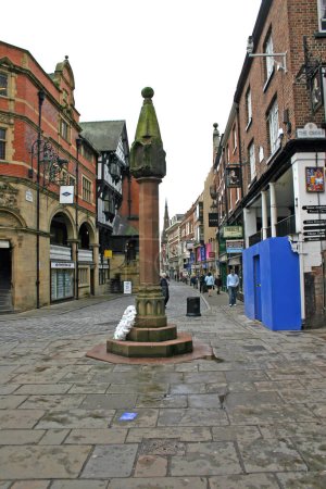 Téléchargez les photos : Touristes et commerçants dans la rue à Chester, Angleterre, Royaume-Uni - en image libre de droit