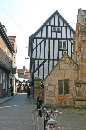 Foto de Edificios antiguos y mercado callejero en York Inglaterra - Imagen libre de derechos