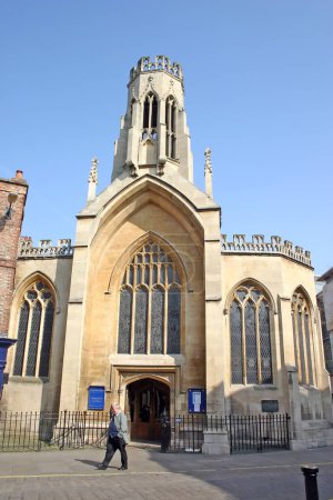 Téléchargez les photos : Homme marchant en dehors de l'église de York Royaume-Uni - en image libre de droit