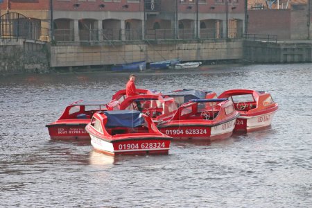 Foto de Barcos de motor turísticos en York Inglaterra - Imagen libre de derechos